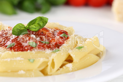 Nudeln Rigate Napoli mit Tomaten Sauce Pasta Gericht mit Basilik
