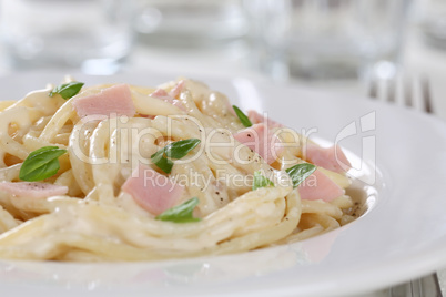 Spaghetti Carbonara Nudeln Pasta Gericht mit Schinken