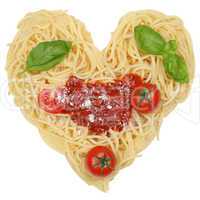 Spaghetti Nudeln Pasta als Herz freigestellt