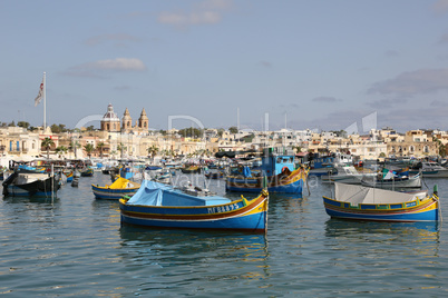 Kirche und Boote im Hafen von Marsaxlokk auf der Insel Malta
