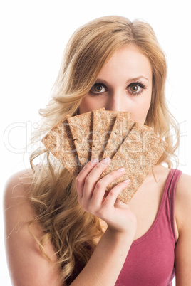 Frau hält Knäckebrotscheiben