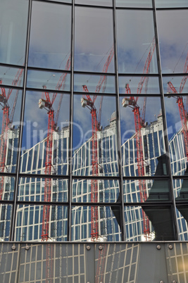 Spiegelung an einem Hochhaus