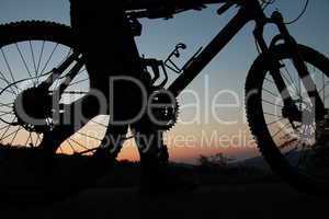 Mountainbiker schiebt sein Rad