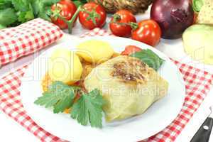 Kohlroulade mit Kartoffeln und Peterlilie