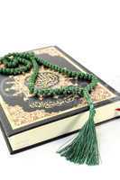 Koran mit Rosenkranz