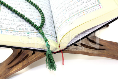 Koranständer mit Koran und Rosenkranz