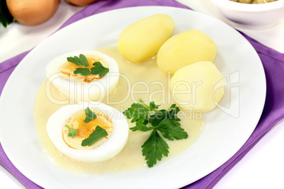 Senfeier mit gekochten Kartoffeln