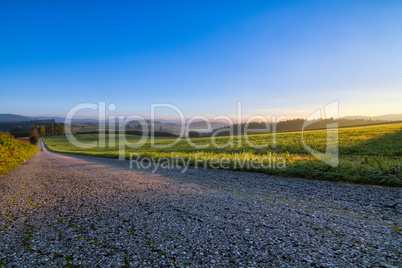 Sonnenaufgang im Feld im bayerischen Wald