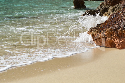 eine keine Welle am Strand