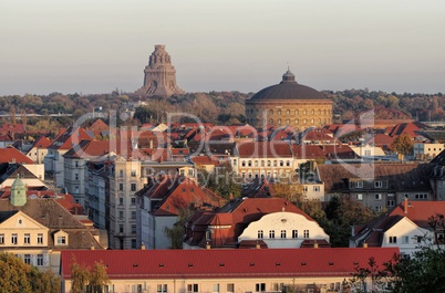 Leipzig Voelkerschlachtdenkmal und Gasometer 01