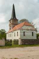 Dorfkirche und Straße