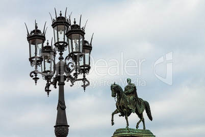 Laterne und Statue in Dresden