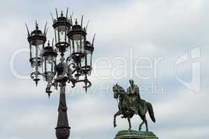 Laterne und Statue in Dresden