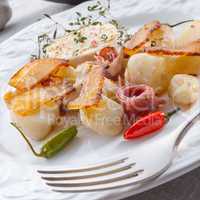 Jerusalem artichoke au gratin with ham and chili