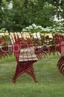 Rote Stuhlreihe
