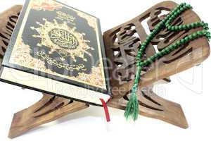 Koranständer mit Koran und grünem Rosenkranz
