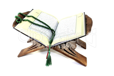 Koranständer mit aufgeschlagenem Koran und Rosenkranz
