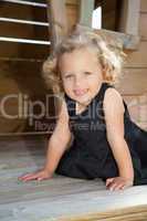 kleines Mädchen Leni Lousia im Kleid auf einem Spielturm