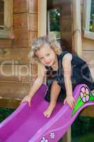 kleines Mädchen Leni Louisa will eine lila Rutsche rutschen