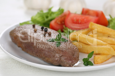 Steak Fleisch Gericht mit Pommes, Gemüse und Salat auf Teller