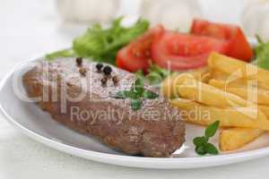 Steak Fleisch Gericht mit Pommes, Gemüse und Salat auf Teller