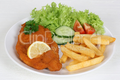 Wiener Schnitzel Gericht mit Pommes, Salat und Zitrone