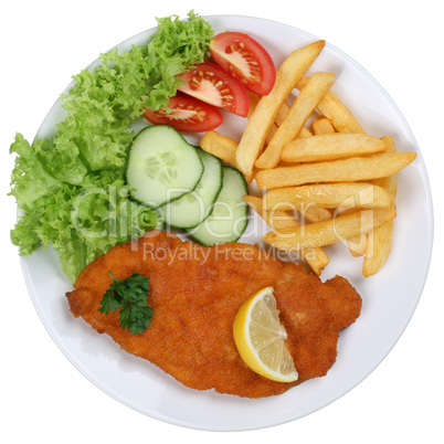 Wiener Schnitzel Gericht mit Pommes und Salat auf Teller isolier