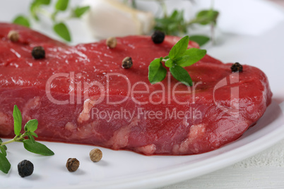 Rohes Rindfleisch Steak auf Teller