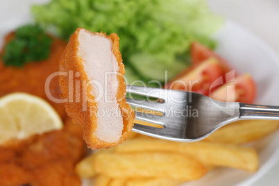 Paniertes Wiener Schnitzel Gericht essen mit Gabel