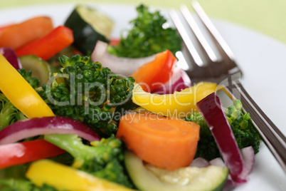 Vegan oder vegetarisch essen Gemüse auf Teller