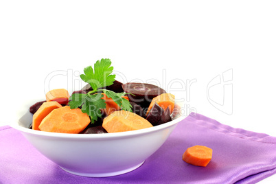 geschnittene orange und violette Möhren