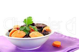 geschnittene orange und violette Möhren