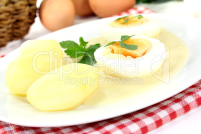 Senfeier mit gekochten Kartoffeln
