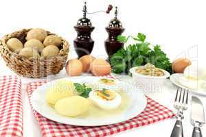 Senfeier mit Kartoffeln und Petersilie