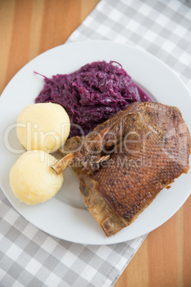 Martinigans mit Rotkraut und Knödeln