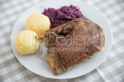 Martinigans mit Rotkraut und Knödeln