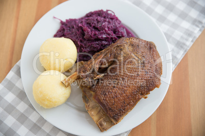 Martinigans mit Rotkraut und Knödeln