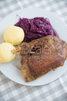 Martinigans mit Rotkraut und Knödeln