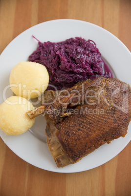 Martinigans mit Rotkraut und Knödeln