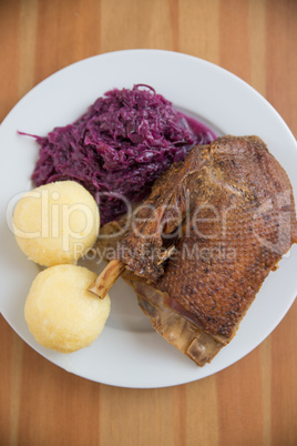 Martinigans mit Rotkraut und Knödeln