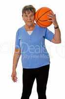 Seniorin mit Basketball
