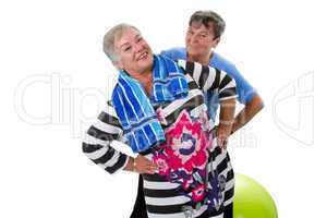 Zwei Seniorinnen machen Fitnessübungen