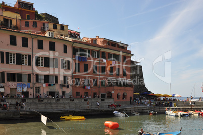 Hafenbecken von Vernazza, Cinque Terre, Italien Hafenbecken von Vernazza, Cinque Terre, Italien