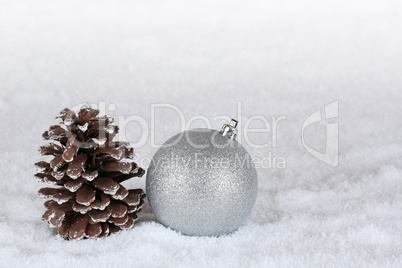 Hintergrund Dekoration an Weihnachten mit Christbaumkugel und Sc