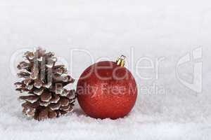 Dekoration an Weihnachten mit Christbaumkugel, Tannenzapfen und