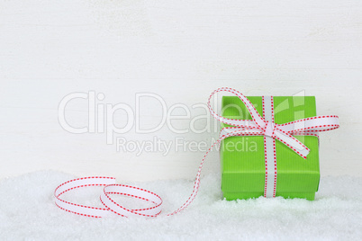 Bescherung Geschenk an Weihnachten mit Schnee und Textfreiraum
