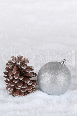 Dekoration an Weihnachten mit Christbaumkugel, Schnee und Textfr