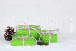 Bescherung Geschenke an Weihnachten mit Schnee Hintergrund aus H