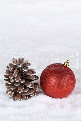 Dekoration an Weihnachten mit Christbaumkugel, Schnee und Textfr