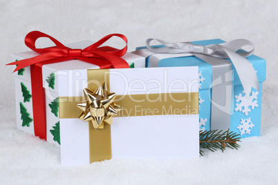 Weihnachtsgeschenke, Briefumschlag und Schnee an Weihnachten